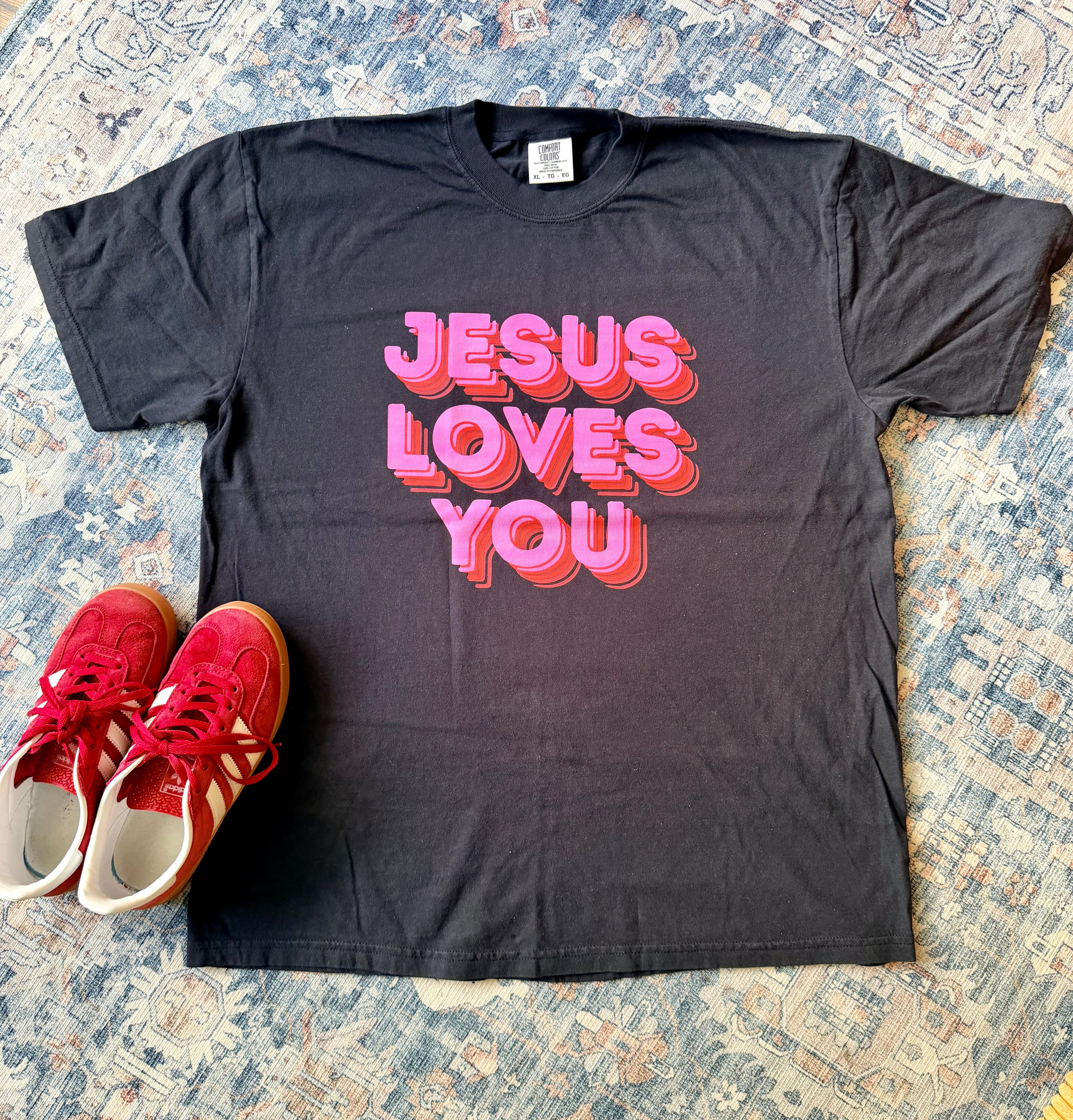 JESUS LOVES YOU - size XL